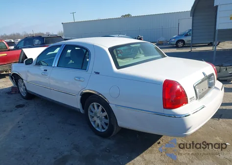 2011 Lincoln Town Car Signature Limited z USA, uszkodzony, nr VIN 2LNBL8CV4BX752533